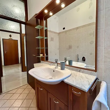 Kibilu - Bright With Large Terrace Near Station Fn Centre Walking Distance Apartment